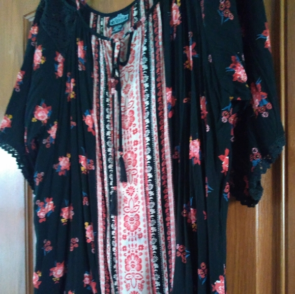 NWOT cold shoulder floral boho top - Picture 4 of 10